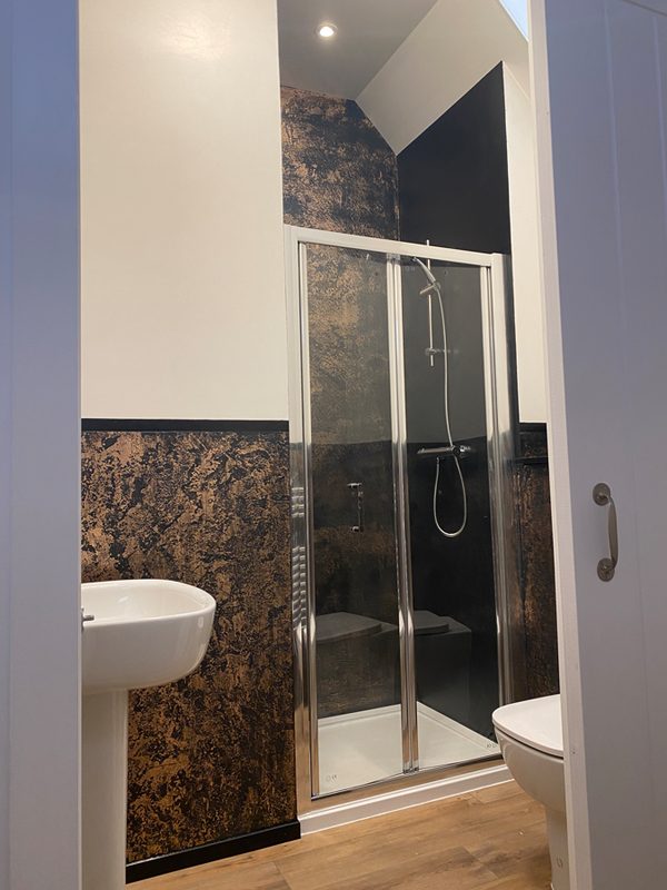 Inloopdouche met glazen deur, wastafel en toilet in de eigen badkamer